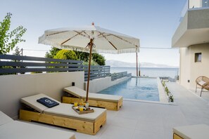 Seasonal outdoor pool, pool umbrellas, sun loungers - Theros Suites (Sikyona)