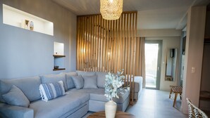 Una sala moderna con un sofá seccional gris, una mesa de centro de madera y un jarrón decorativo.