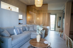 Junior Suite with Private Pool | Zona de estar | Televisión de pantalla plana de 50 pulgadas con canales por cable