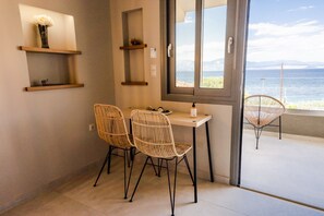 Standard Suite | Living area | Flat-screen TV - Theros Suites (Sikyona)