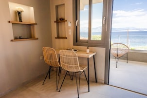 Suíte standard | Área de estar | TV de tela plana