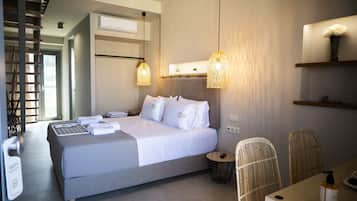 Suite with Sea View | Tende oscuranti, insonorizzazione, ferro/asse da stiro, Wi-Fi gratuito