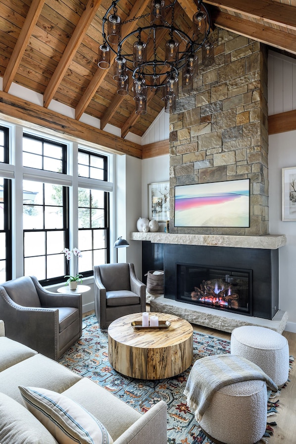Smart TV, fireplace