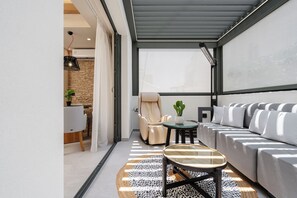 Premium Suite, Balcony | Living area