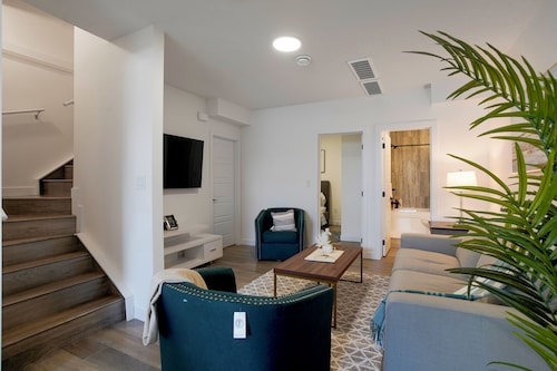 Adorable 1 bedroom suite - 8mins from West Edmonton Mall