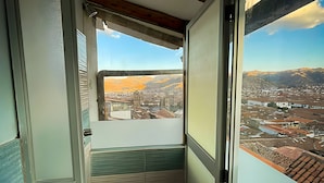 A narrow balcony with a view of a cityscape and mountains. - Casa Cusco guest house (Cusco)