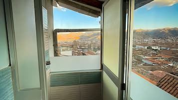 Habitación doble estándar, 1 cama matrimonial | Baño | Tina y regadera independientes y toallas