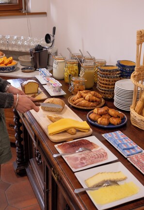 每日供應吃到飽早餐 (每人 EUR15)