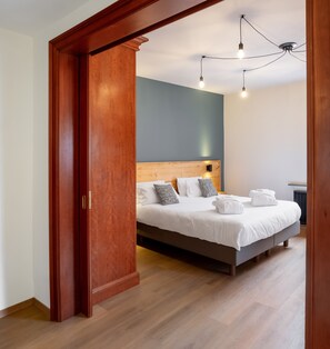 Habitació quàdruple familiar | Escriptori i espai de treball apte per a portàtils 