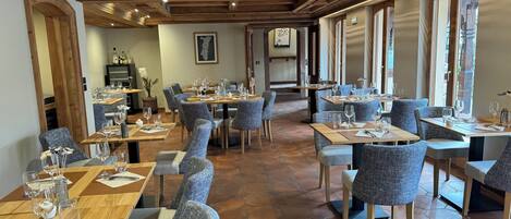 Frokost og middag serveres