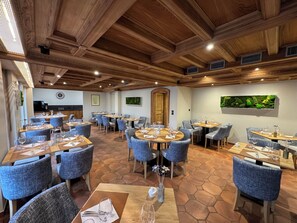 Breakfast and dinner served - Hôtel Au Heimbach (Lembach)