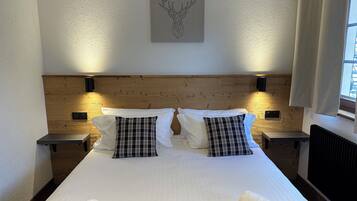 Standard Double Room | Desk, laptop workspace, soundproofing, free WiFi