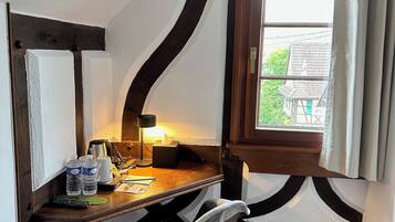 Standard-Doppelzimmer | Schreibtisch, laptopgeeigneter Arbeitsplatz, schallisolierte Zimmer