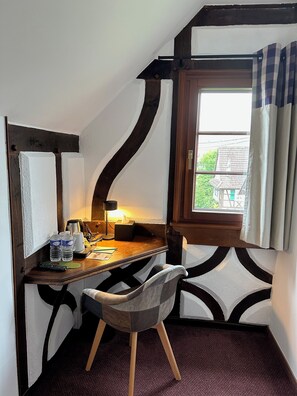 Habitación doble estándar | Escritorio, espacio para trabajar con laptop y insonorización 