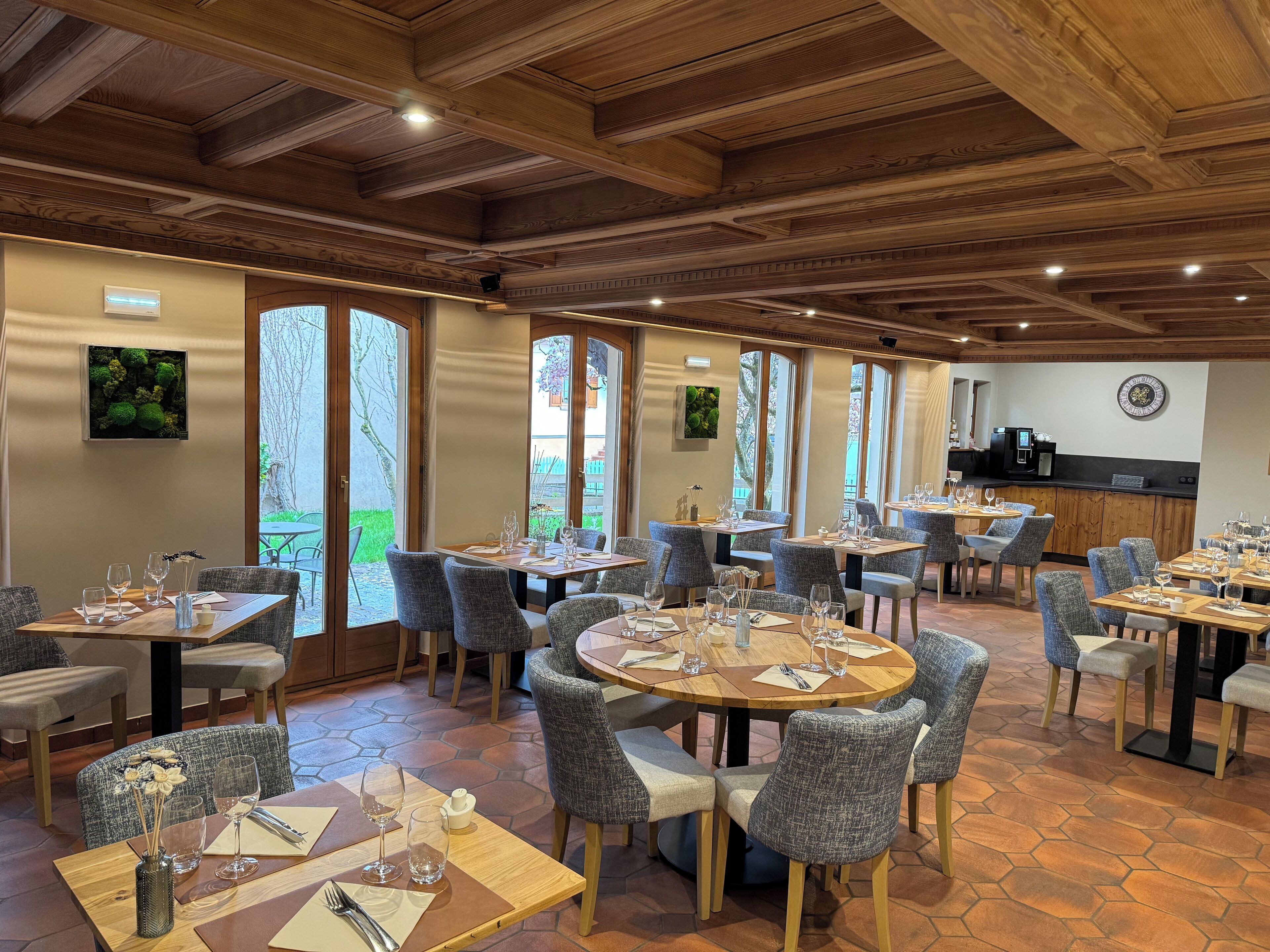 Breakfast and dinner served