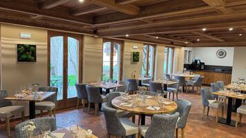 Breakfast and dinner served