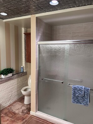 Secadora de cabello, toallas, jabón, papel de baño