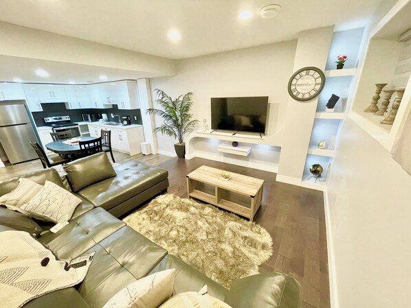 Smart TV - Home away from home-walking distance from Albany market square (Edmonton)