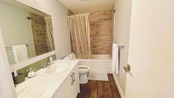 Haartrockner, Handtücher, Seife, Shampoo