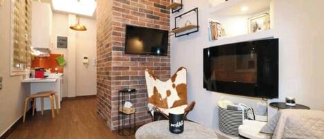 Smart TV, fireplace