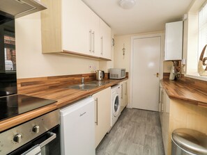 Refrigerador, tostadora, utensilios de cocina