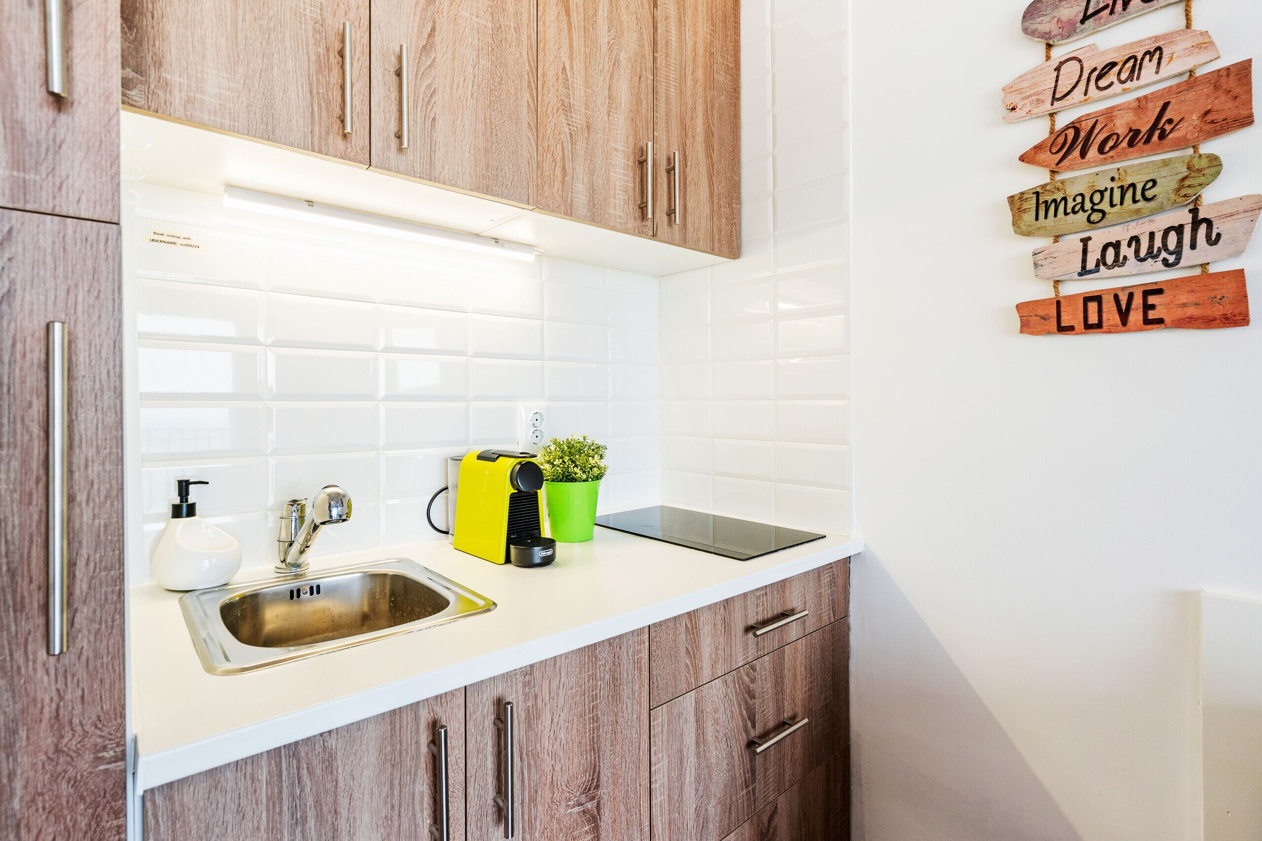 Refrigerador, cafetera y tetera y tetera eléctrica 