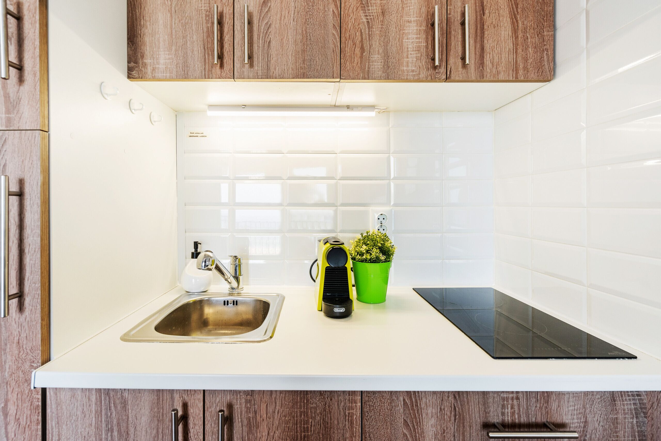 Een koelkast, een koffiezetapparaat/waterkoker, een waterkoker