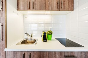 Refrigerador, cafetera y tetera y tetera eléctrica 