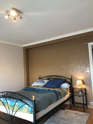 4 habitaciones, wifi gratis y ropa de cama 
