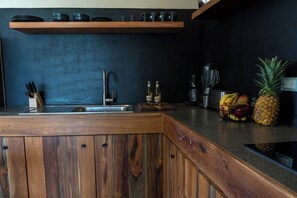 Suite – deluxe, 1 soverom | Eget kjøkken | Kjøleskap, mikrobølgeovn, kaffetrakter/tekoker og brødrister