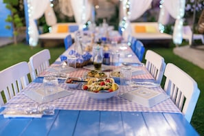 Déjeuner, dîner et souper servis sur place