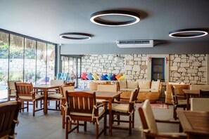 Petit déjeuner, déjeuner et dîner servis sur place, vue sur la piscine