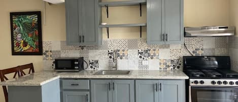 Réfrigérateur, four à micro-ondes, un four, surface de cuisson