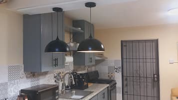 Frigorífico, microondas, horno y placa de cocina