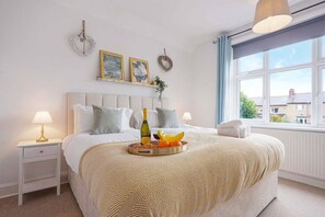 4 makuuhuonetta, työpöytä, silitysrauta/-lauta, vauvan matkasänky