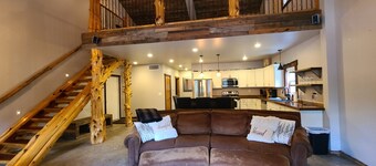 Peaceful private nature escape - Barndo retreat on 10 wooded acres, mins from KC