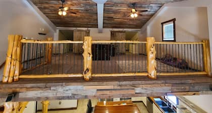 Peaceful private nature escape - Barndo retreat on 25 wooded acres, mins from KC