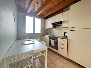 Køleskab, mikrobølgeovn, kaffe-/temaskine, elkedel