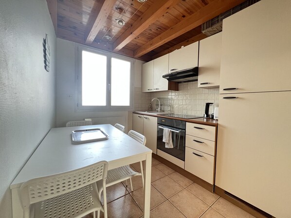 Fridge, microwave, coffee/tea maker, electric kettle