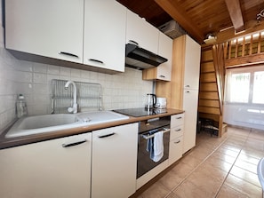 Kühlschrank, Mikrowelle, Wasserkocher mit Kaffee-/Teezubehör