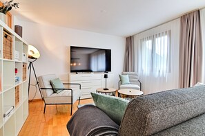 Smart TV, computer monitors - Cozy 2.5 room apartment with private sauna and beautiful terrace (Seewis im Prättigau)