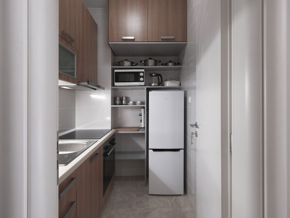 Kühlschrank, Mikrowelle, Ofen, Wasserkocher mit Kaffee-/Teezubehör