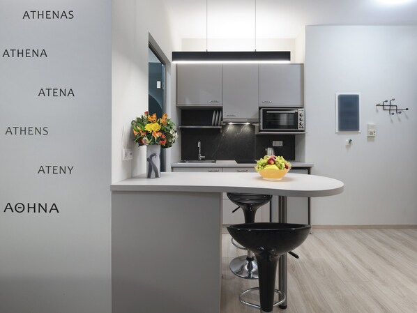 Fridge, oven, coffee/tea maker, electric kettle