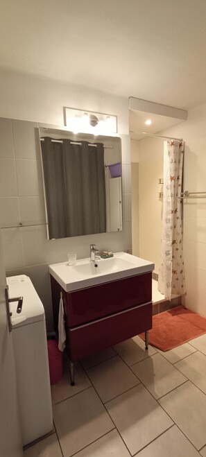 Dusche, Haartrockner, Handtücher, Seife