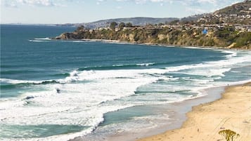 Playa en los alrededores, camastros y toallas de playa