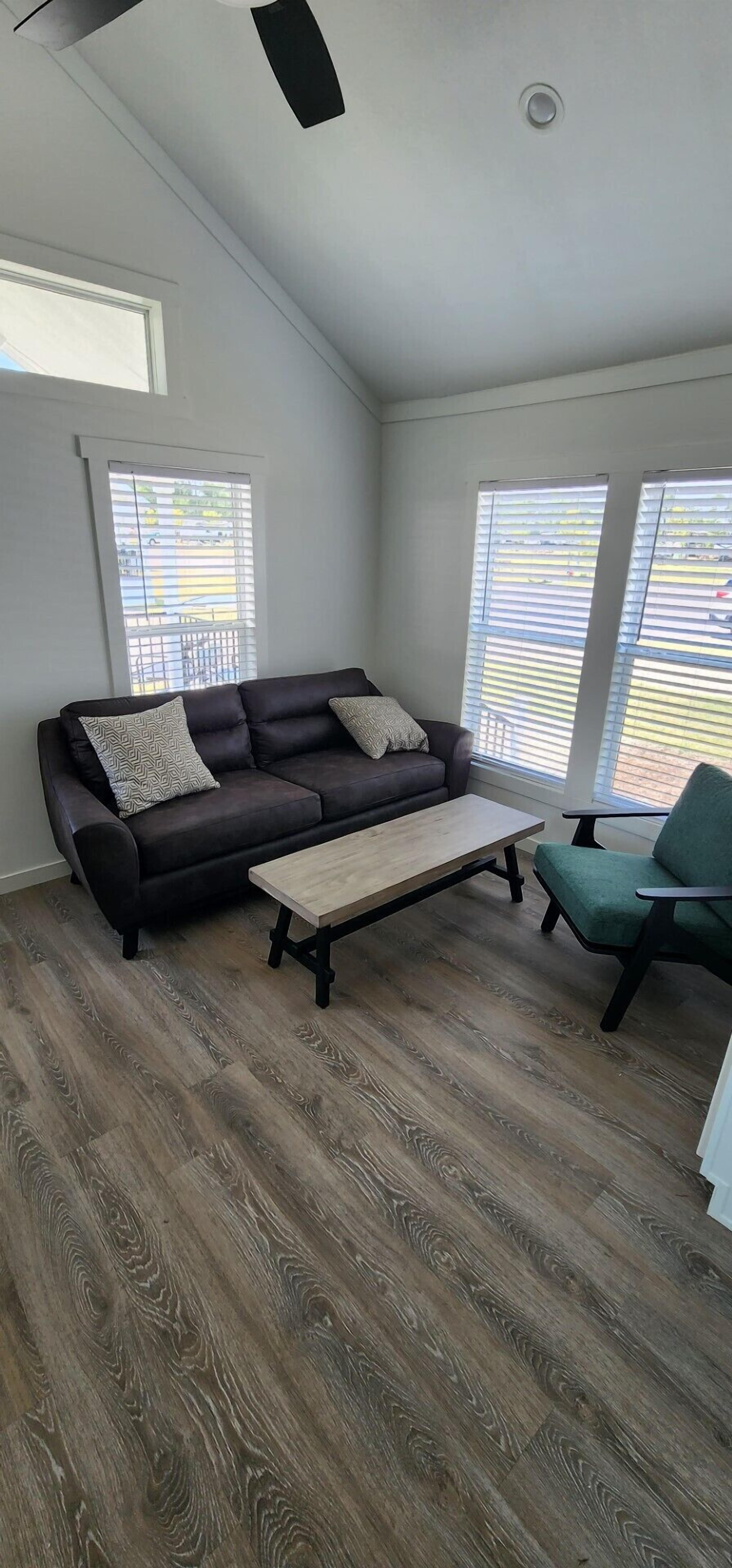 디럭스 코티지 | 거실 공간 | 평면 TV