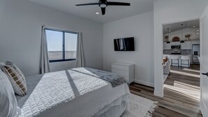 4 bedrooms, iron/ironing board, travel cot, free WiFi - Luxury Rapid City Home #1 (Rapid City)
