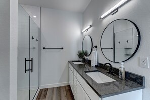 Ducha, secador de pelo, toallas, jabón