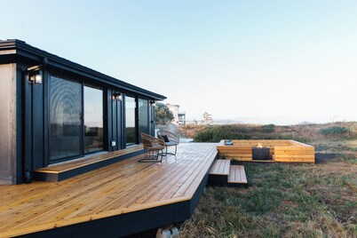 Lux Coastal Retreat & Hot Tub