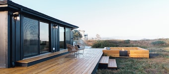 Lux Coastal Retreat & Hot Tub